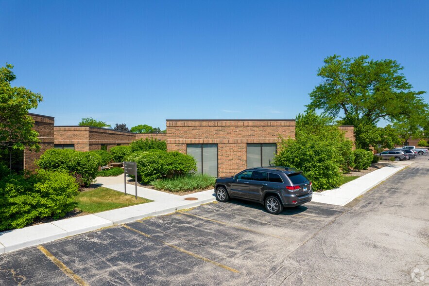 600-650 Academy Dr, Northbrook, IL à louer - Photo du bâtiment - Image 3 de 10