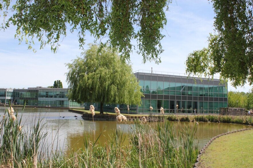Bureau dans Roissy-en-France à louer - Photo du bâtiment - Image 2 de 23