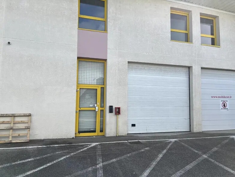 20 Rue Jean-Louis Calderon, Vaulx-en-Velin à louer - Photo du bâtiment - Image 2 de 16