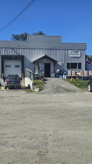 Plus de détails pour 590 E Main St, Hyde Park, VT - Vente au détail à louer