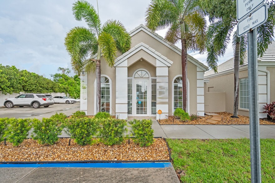 3900 Clark Rd, Sarasota, FL for sale - Building Photo - Image 2 of 29