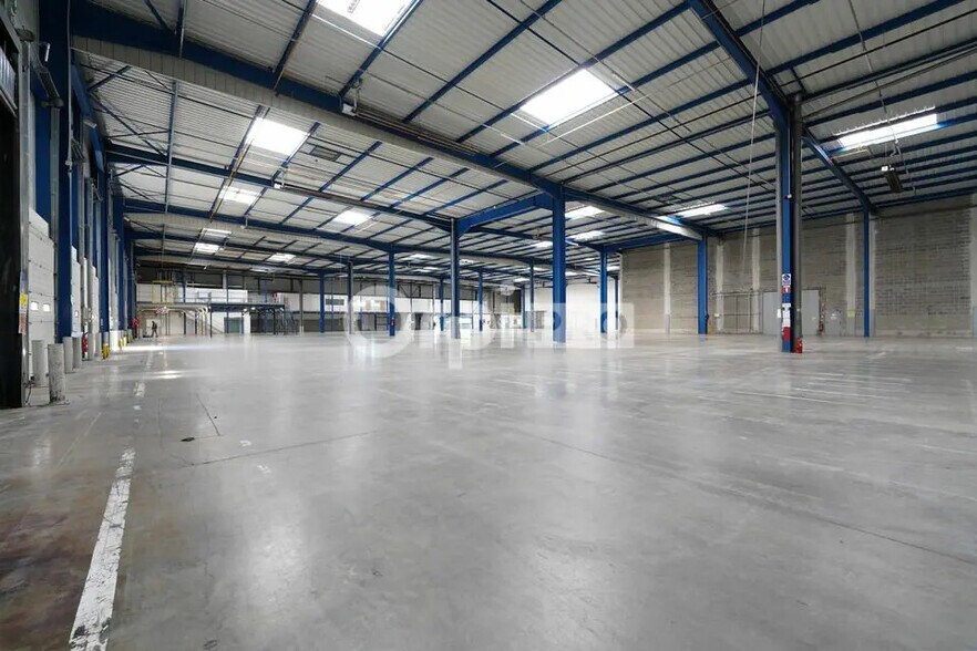 Flex in Miribel for lease - Building Photo - Image 2 of 24