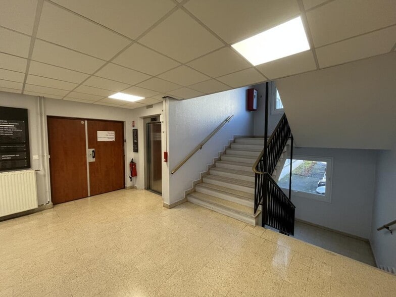 Office in Maurepas for lease - Lobby - Image 2 of 10
