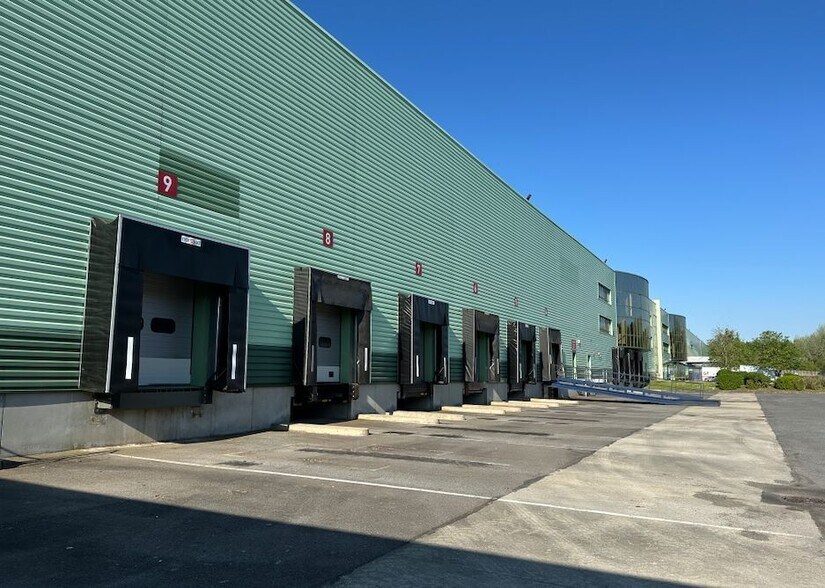 Industriel dans Roissy-en-Brie à louer - Photo du bâtiment - Image 2 de 8