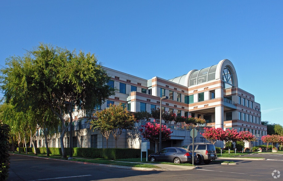 3247 W March Ln, Stockton, CA à louer - Photo du bâtiment - Image 2 de 3