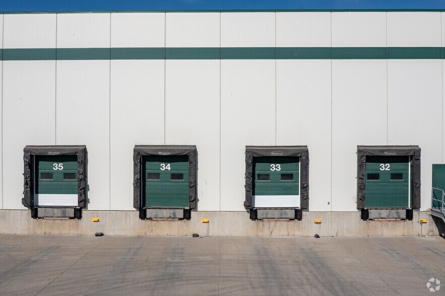 4990-5160 68th Ave SE, Calgary, AB à louer - Photo du bâtiment - Image 3 de 6