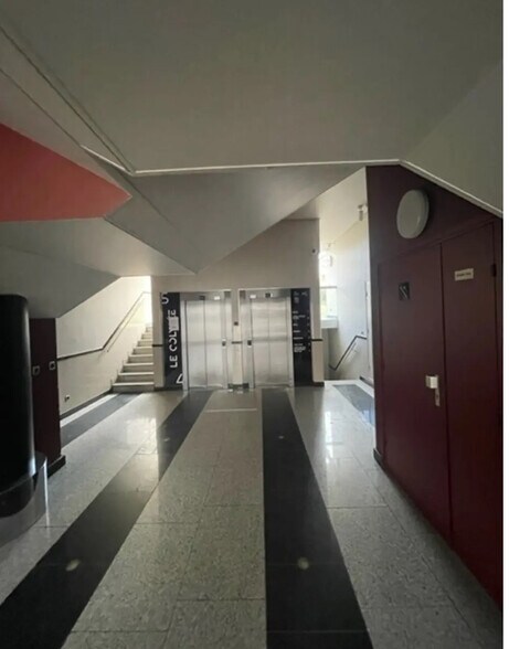 3 Place Charles Hernu, Villeurbanne for sale - Lobby - Image 2 of 7