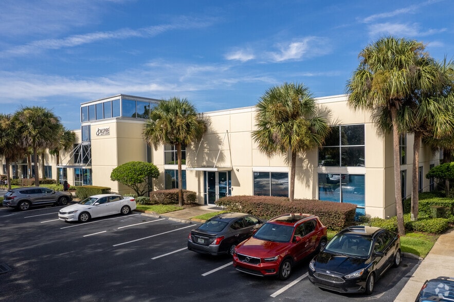 2200 N Alafaya Trl, Orlando, FL for lease - Primary Photo - Image 1 of 9