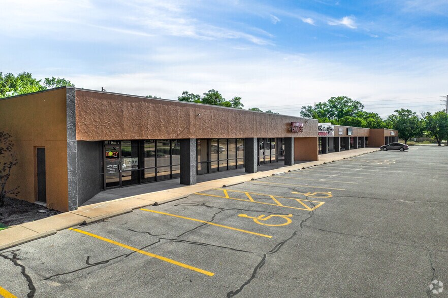 4800 W Maple St, Wichita, KS à louer - Photo du bâtiment - Image 2 de 10