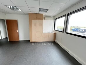 884-888 Rue Des Mercières, Rillieux-la-Pape for lease Interior Photo- Image 2 of 7