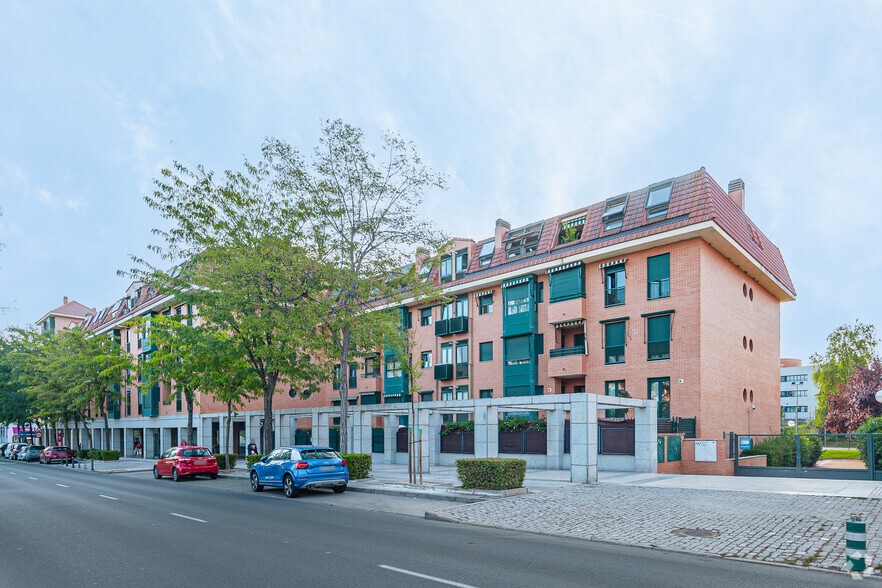 Immeuble residentiel dans Las Rozas de Madrid, Madrid à vendre - Photo du bâtiment - Image 2 de 2