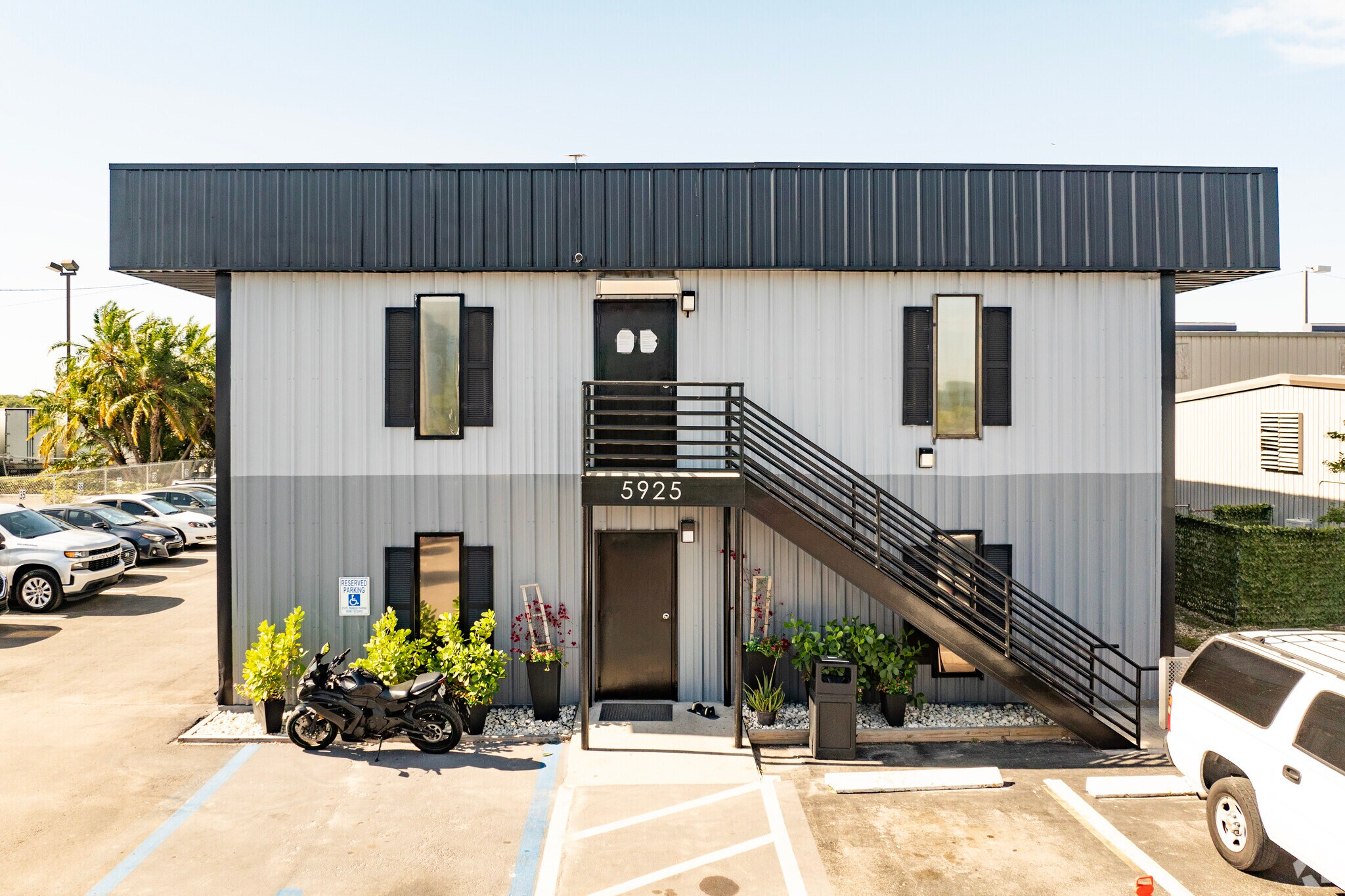 5925 E Dr Martin Luther King Jr Blvd, Tampa, FL à louer Photo du bâtiment- Image 1 de 14