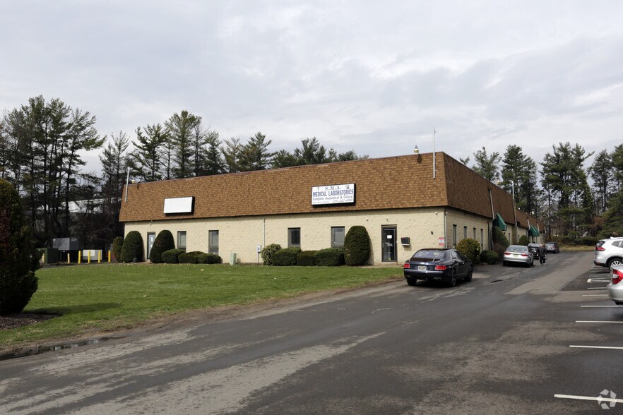 Small-Bay Flex Portfolio Opportunity portefeuille de 4 propriétés à vendre sur LoopNet.ca - Photo du bâtiment - Image 3 de 4