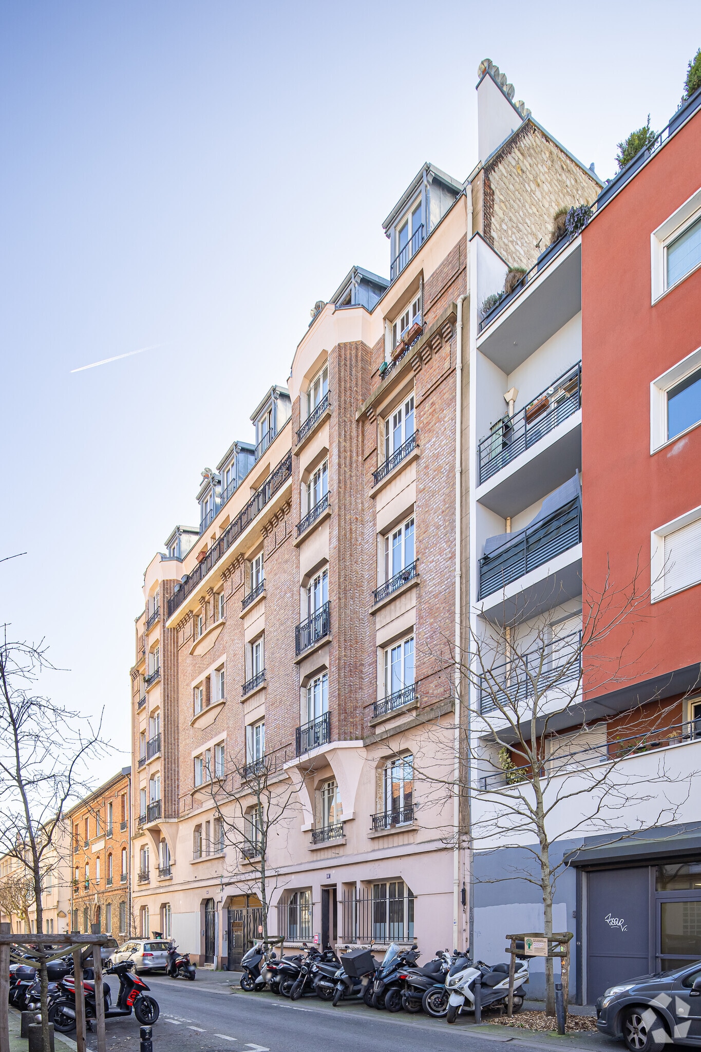 Multifamily in Montreuil for sale Primary Photo- Image 1 of 3