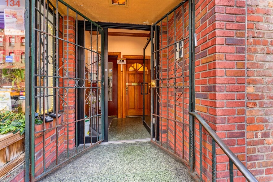 134 Lexington Ave, New York, NY for lease - Building Photo - Image 3 of 6