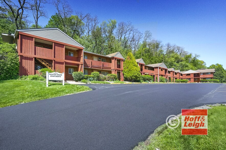 2323 Newton St, Akron, OH à vendre - Photo du bâtiment - Image 1 de 32