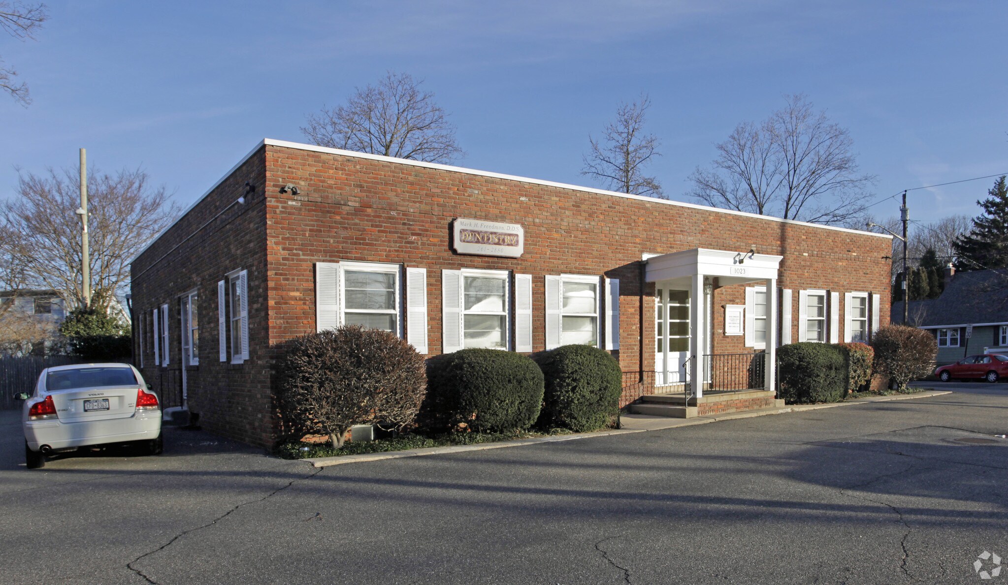 1023 Pulaski Rd, East Northport, NY à vendre Photo principale- Image 1 de 4