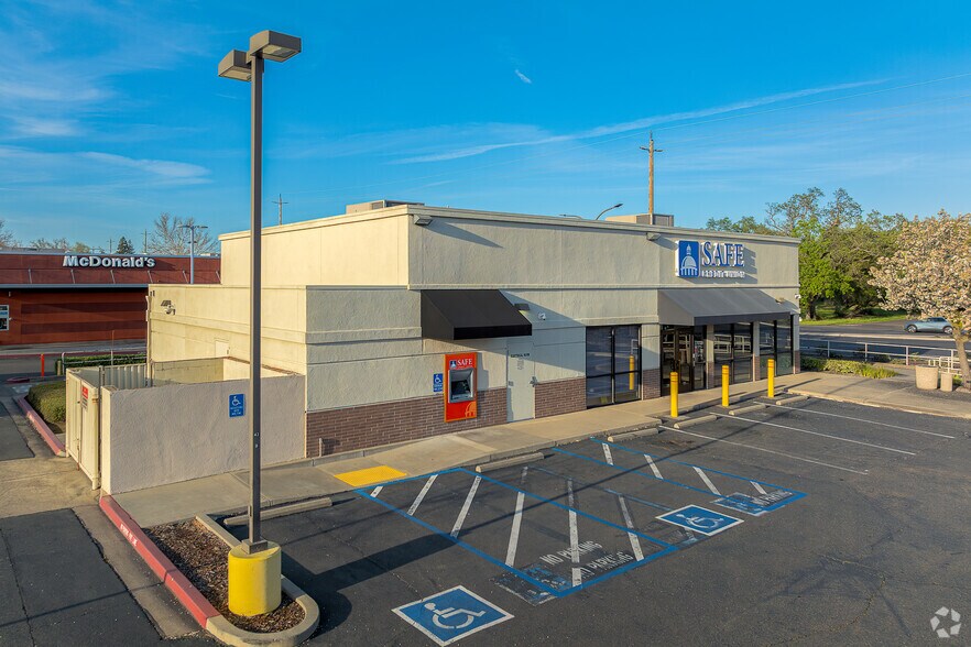 Madison Marketplace portefeuille de 9 propriétés à vendre sur LoopNet.ca - Photo principale - Image 2 de 9