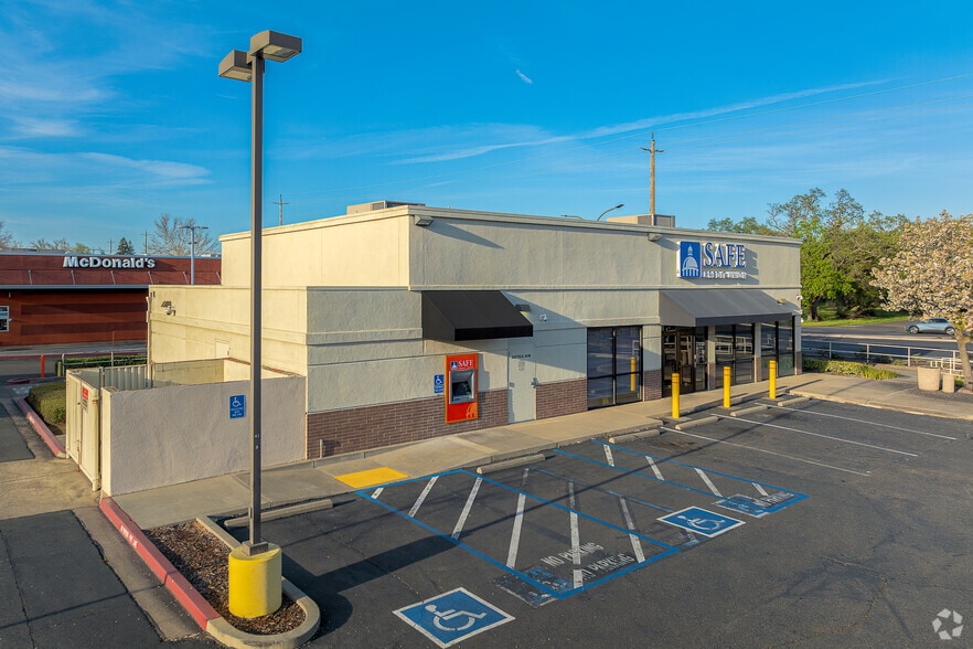 Madison Marketplace portfolio of 9 properties for sale on LoopNet.ca - Primary Photo - Image 2 of 9