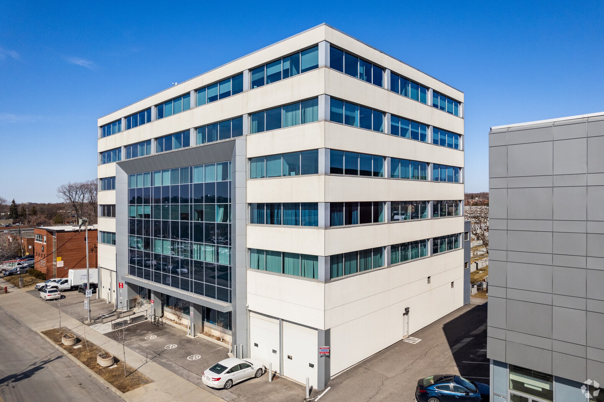 8255 Av Mountain Sights, Montréal, QC for lease Building Photo- Image 1 of 6