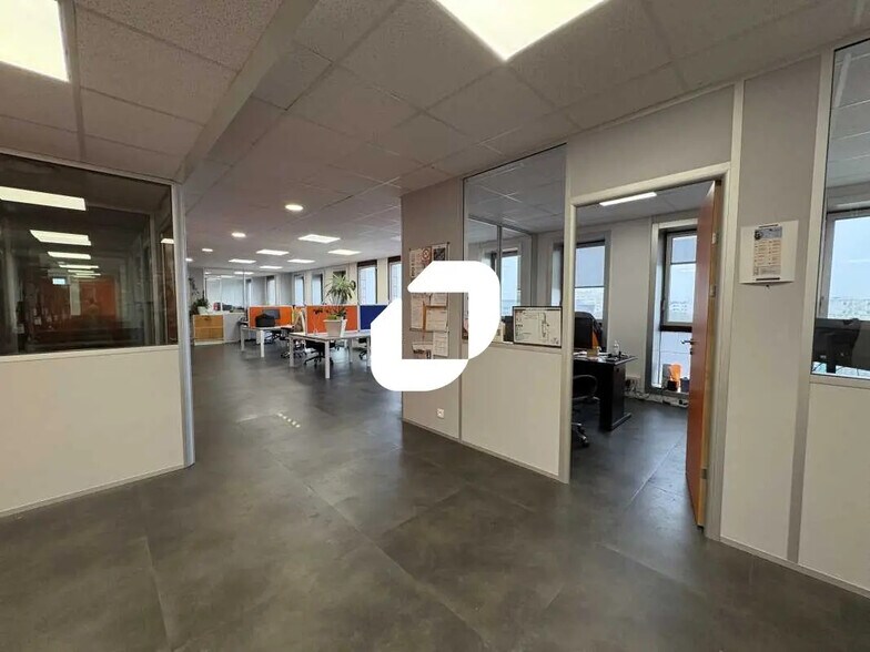 Office in Montigny-le-Bretonneux for lease - Interior Photo - Image 1 of 9