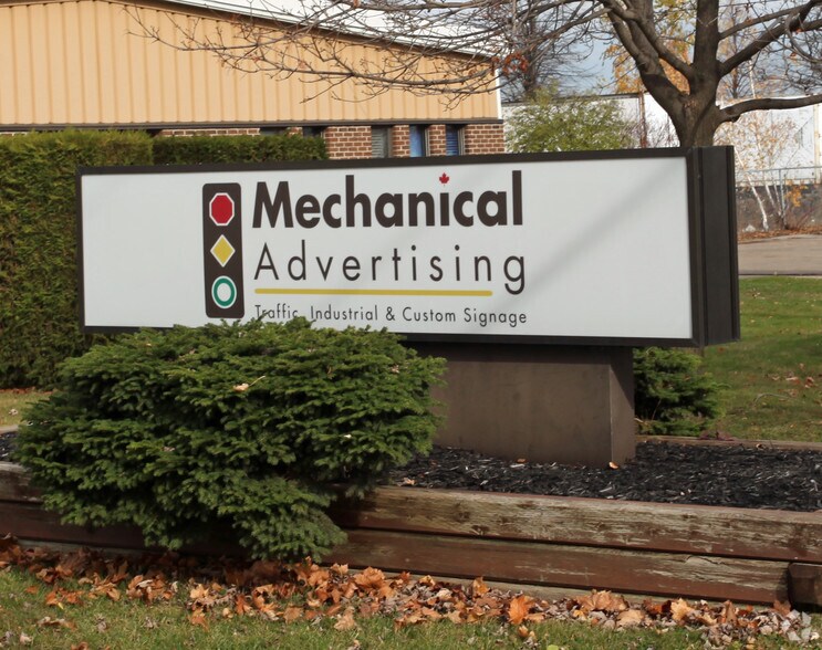 574 Wentworth St E, Oshawa, ON for sale - Building Photo - Image 2 of 3