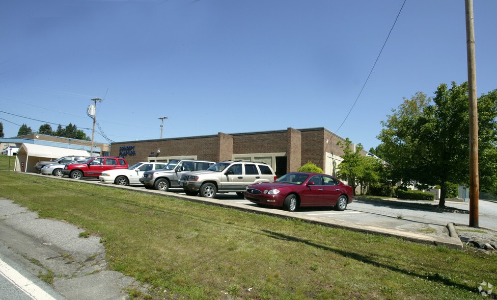 1210 Hickory Chapel Rd, High Point, NC à vendre - Photo du bâtiment - Image 2 de 7