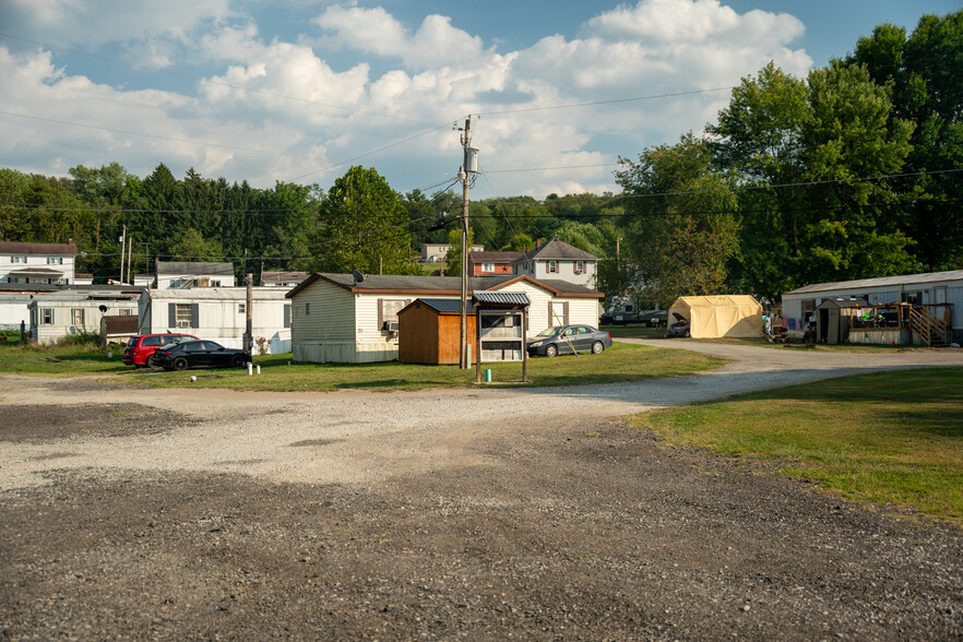 6 Lowery Dr, Dunbar, PA à vendre - Photo du bâtiment - Image 2 de 14