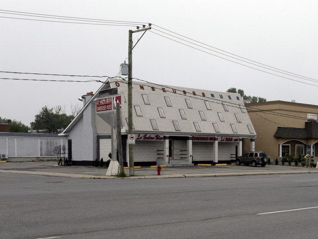 Plus de détails pour 367-369 Boul Curé-Labelle, Laval, QC - Commerce de détail à vendre