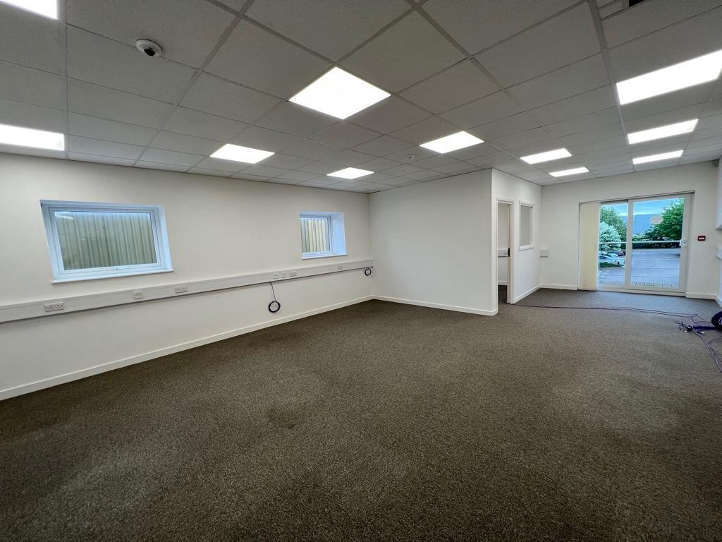 Howard Way, Newport Pagnell for lease Interior Photo- Image 1 of 1