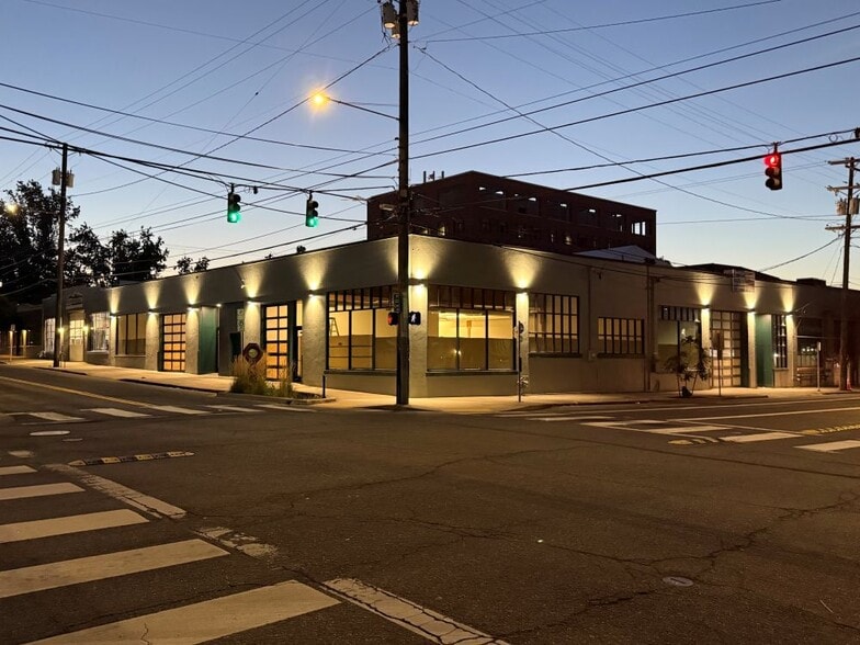 633 SE Clay St, Portland, OR for lease - Primary Photo - Image 1 of 8