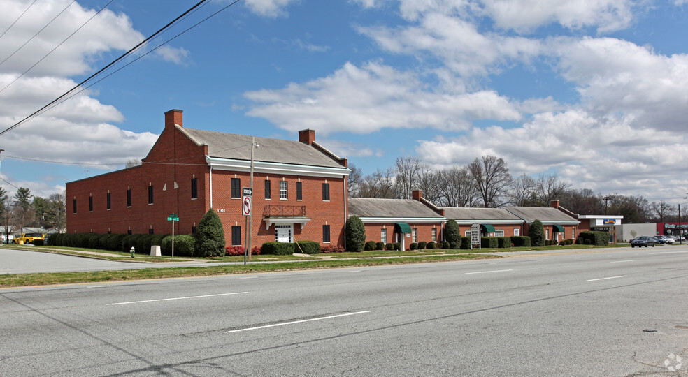 1023-1119 E Wendover Ave, Greensboro, NC à louer - Photo principale - Image 1 de 5