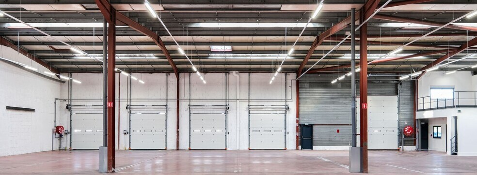 Industrial in Corbas for lease - Building Photo - Image 2 of 6