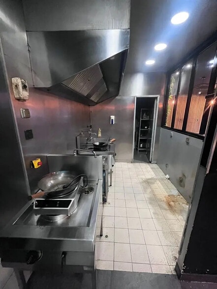 Retail in Saint-Denis for lease - Interior Photo - Image 3 of 7