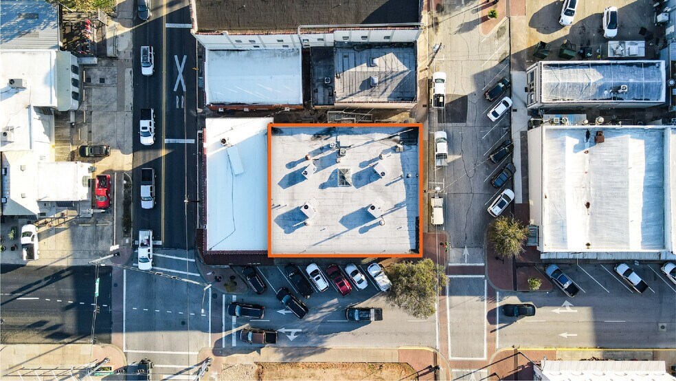 212-216 E Alamo St, Brenham, TX à louer - Photo du bâtiment - Image 3 de 14