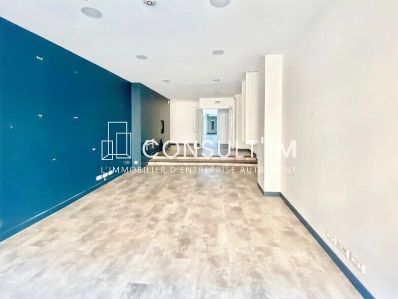 Retail in Puteaux for lease - Building Photo - Image 2 of 8