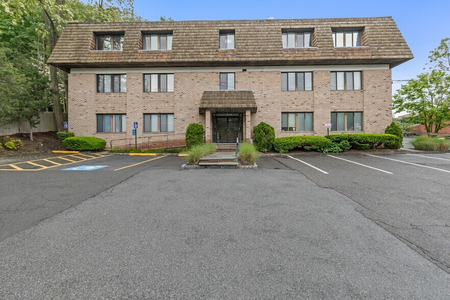 7 Riversville Rd, Greenwich, CT à louer - Photo du bâtiment - Image 1 de 25