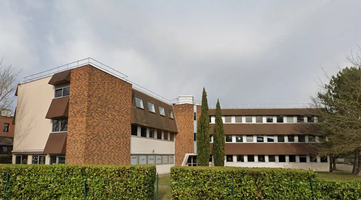 7 Rue Maryse Bastié, Bron à louer Photo du bâtiment- Image 1 de 2