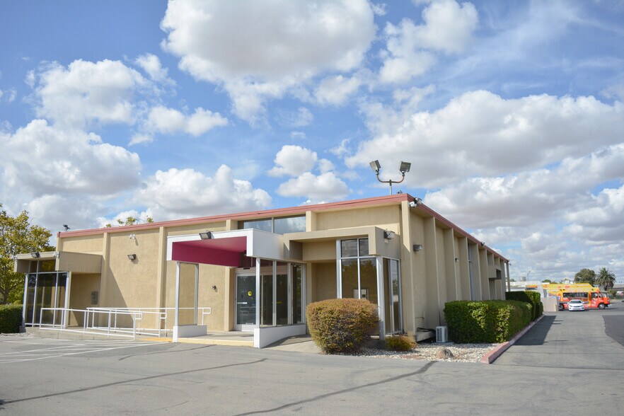 5440 Dudley Blvd, Mcclellan, CA à louer - Photo du bâtiment - Image 2 de 6
