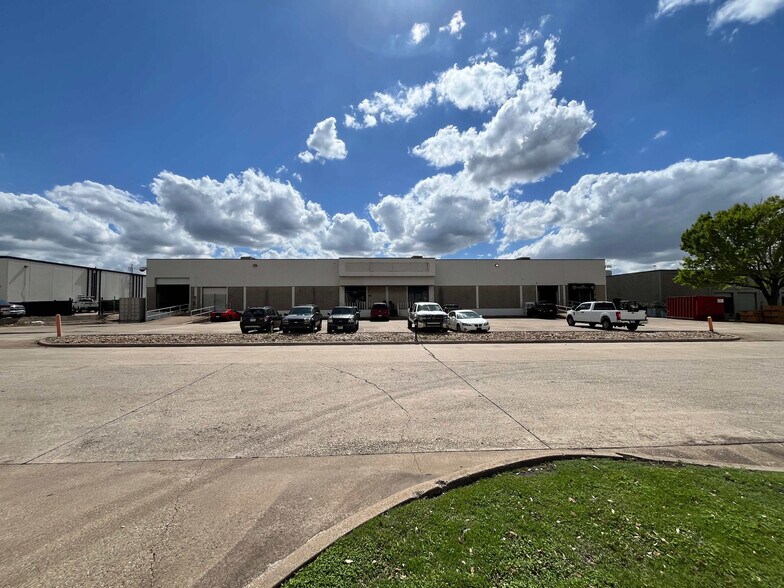 4120 Billy Mitchell Dr, Addison, TX à louer - Photo du bâtiment - Image 3 de 11
