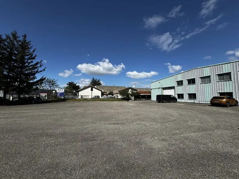 Bureau dans Décines-Charpieu à louer - Photo du bâtiment - Image 2 de 27