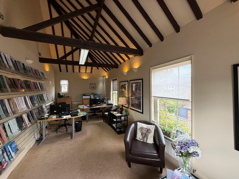 41 Portsmouth Rd, Cobham à louer - Photo du bâtiment - Image 2 de 8