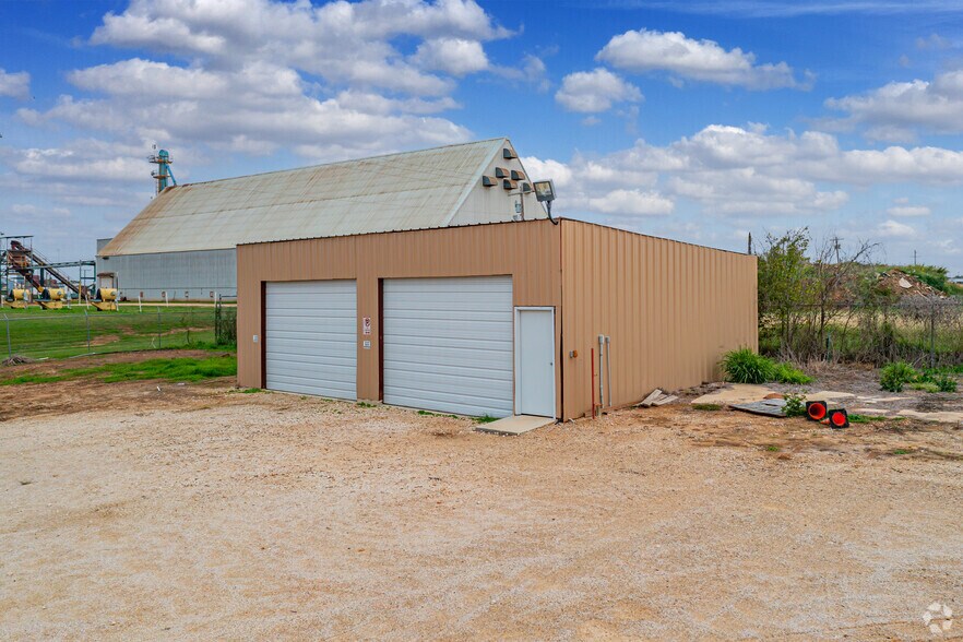 1438 E St, Jourdanton, TX à louer - Photo du bâtiment - Image 3 de 5