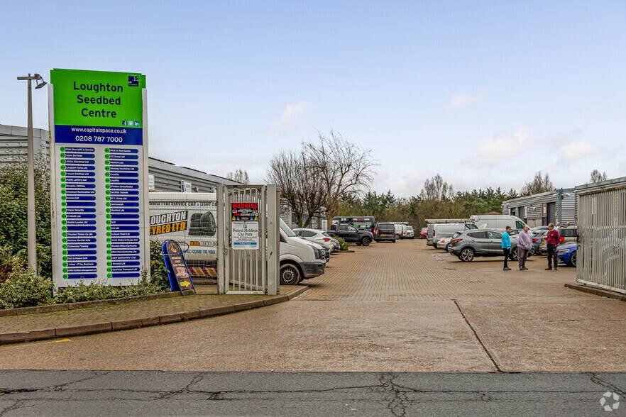 Langston Rd, Loughton à louer - Photo du bâtiment - Image 2 de 3