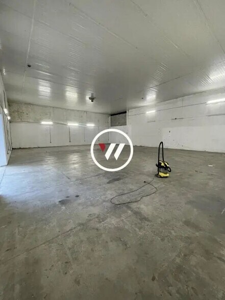 Flex in Vitrolles for lease - Interior Photo - Image 3 of 8