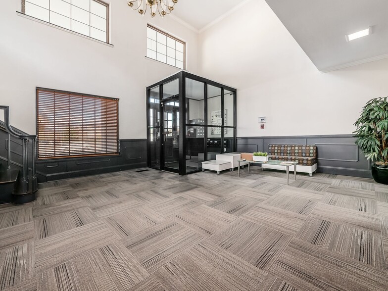 1015 E Broad St, Columbus, OH for lease - Building Photo - Image 3 of 28