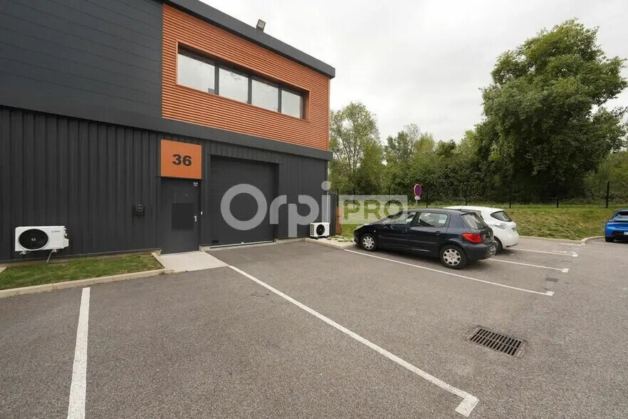 Flex dans Vaulx-Milieu à louer - Photo du bâtiment - Image 1 de 10