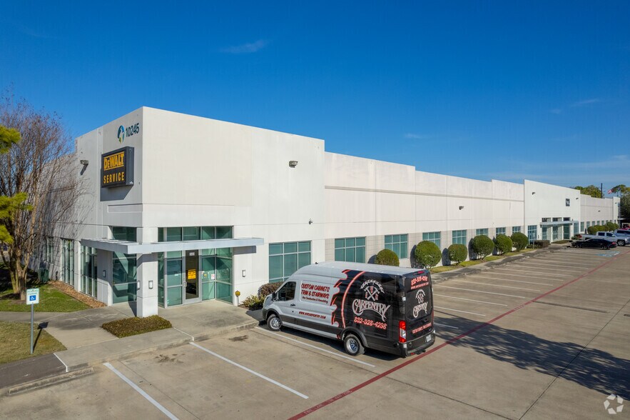 10245 W Little York Rd, Houston, TX à louer - Photo du bâtiment - Image 1 de 8
