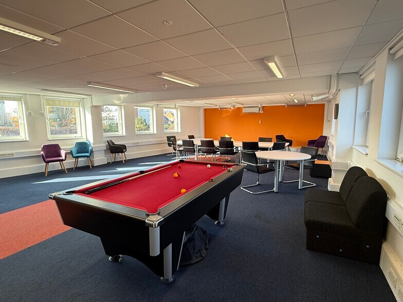 50-52 The Broadway, Crawley à louer - Photo du bâtiment - Image 3 de 11