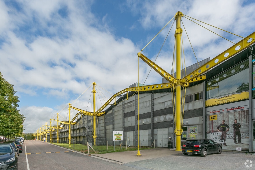 Rivermead Dr, Swindon à vendre - Photo du bâtiment - Image 3 de 8